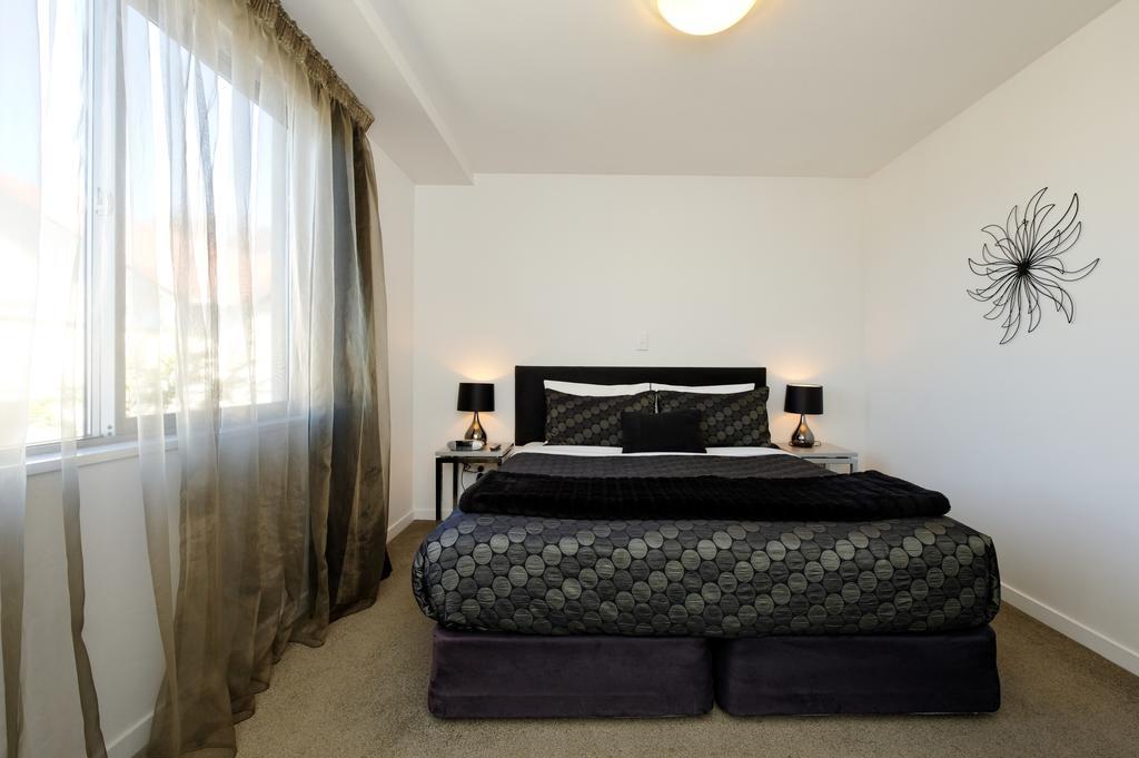 Bellano Motel Suites Christchurch Szoba fotó A bedroom