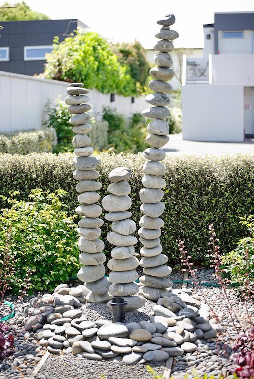 Bellano Motel Suites Christchurch Kültér fotó A stone cairn