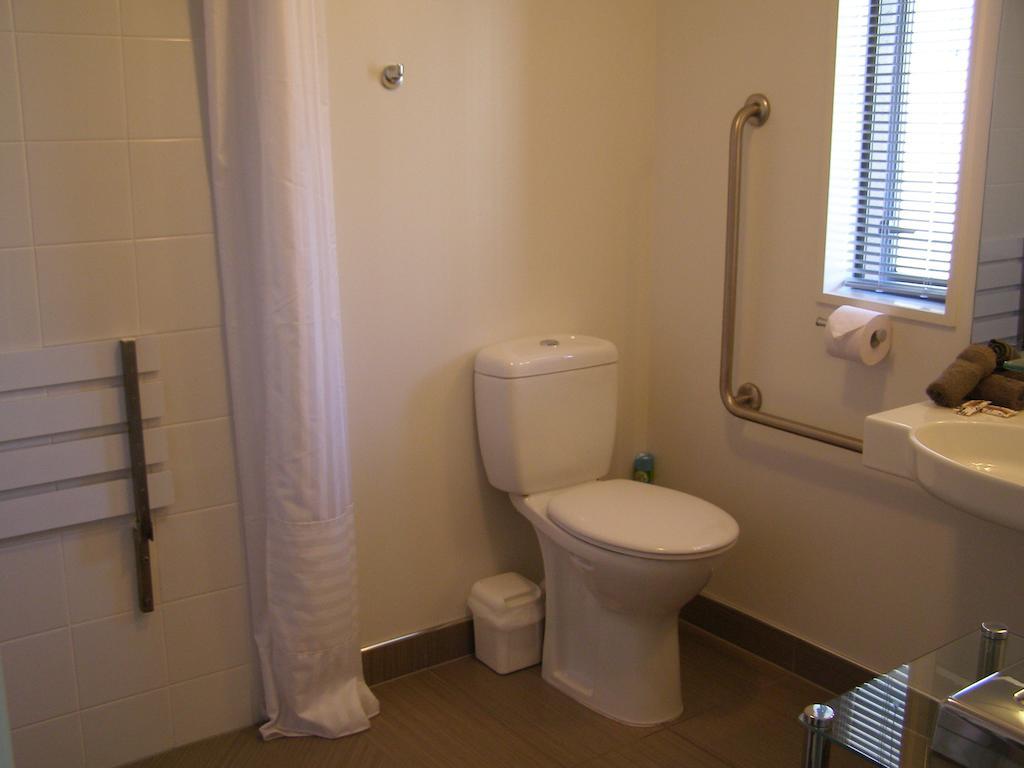 Bellano Motel Suites Christchurch Szoba fotó A bathroom in a hotel