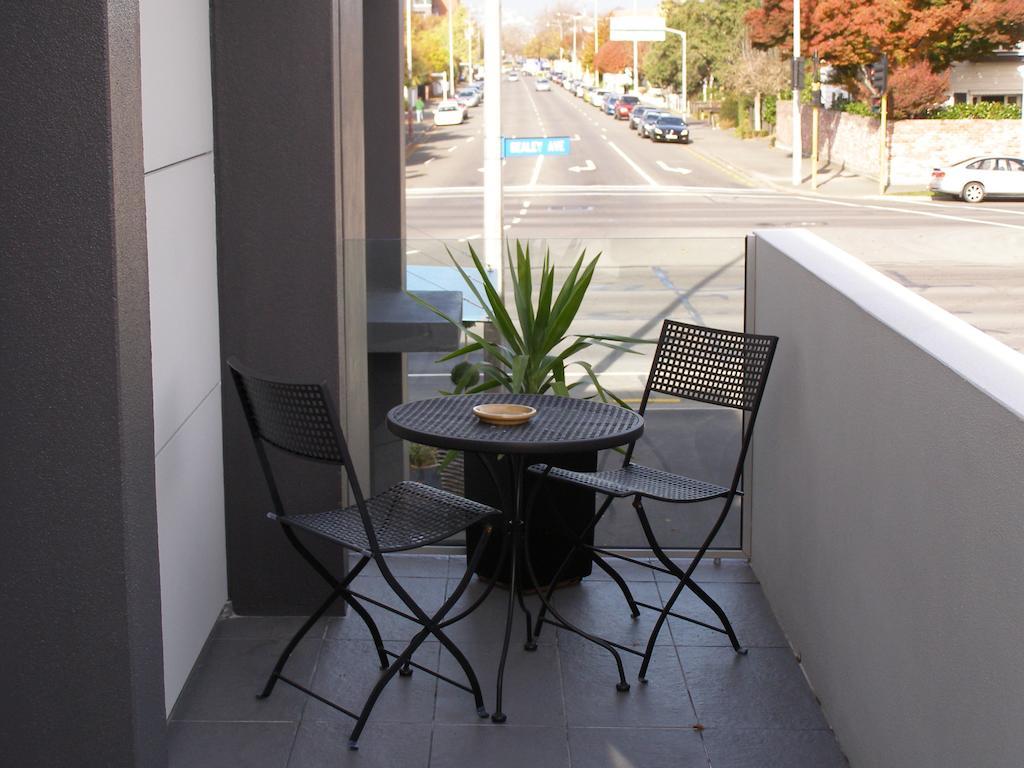 Bellano Motel Suites Christchurch Kültér fotó A balcony