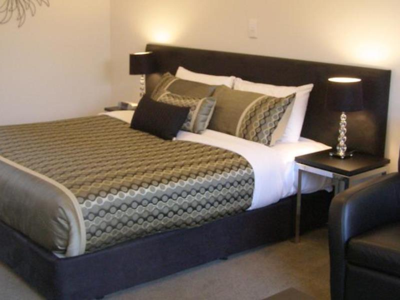 Bellano Motel Suites Christchurch Kültér fotó A bed