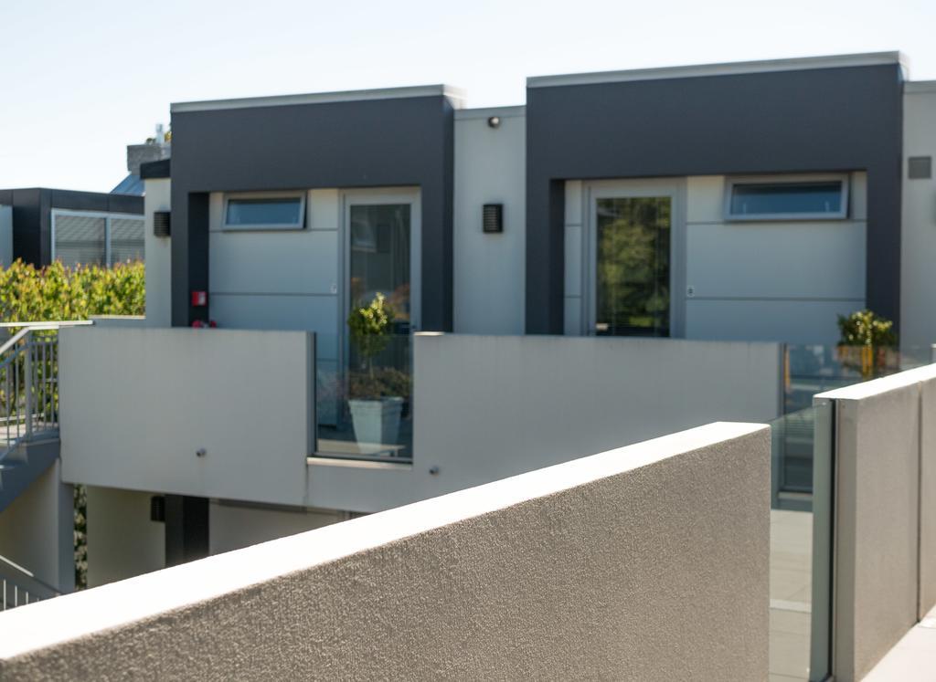 Bellano Motel Suites Christchurch Kültér fotó Townhouses in the complex
