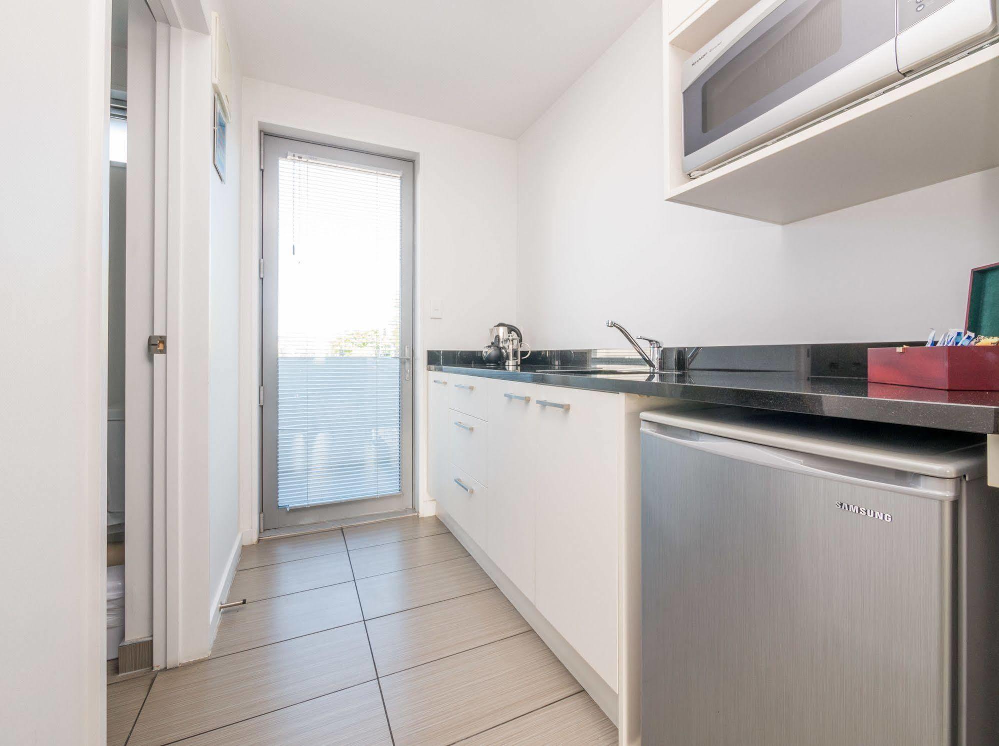 Bellano Motel Suites Christchurch Kültér fotó A typical kitchen in a student apartment
