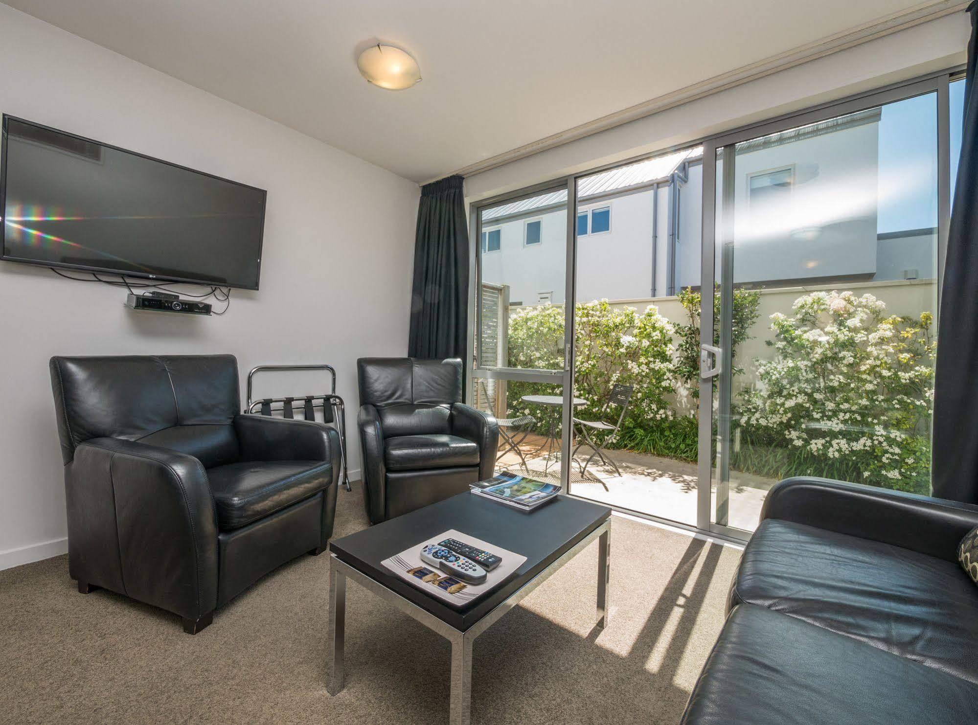 Bellano Motel Suites Christchurch Kültér fotó Living room at the hotel