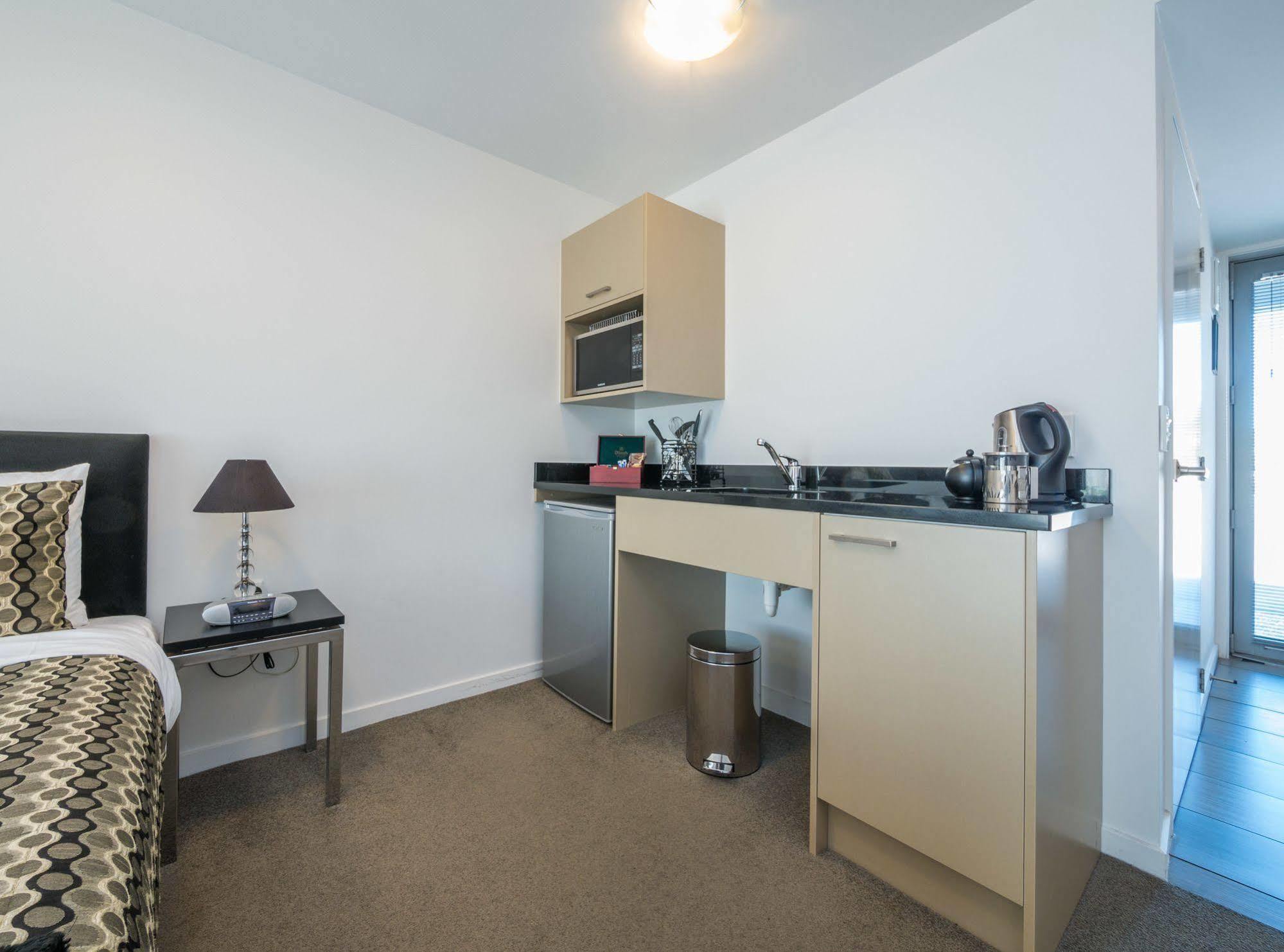 Bellano Motel Suites Christchurch Kültér fotó A kitchenette in a studio apartment