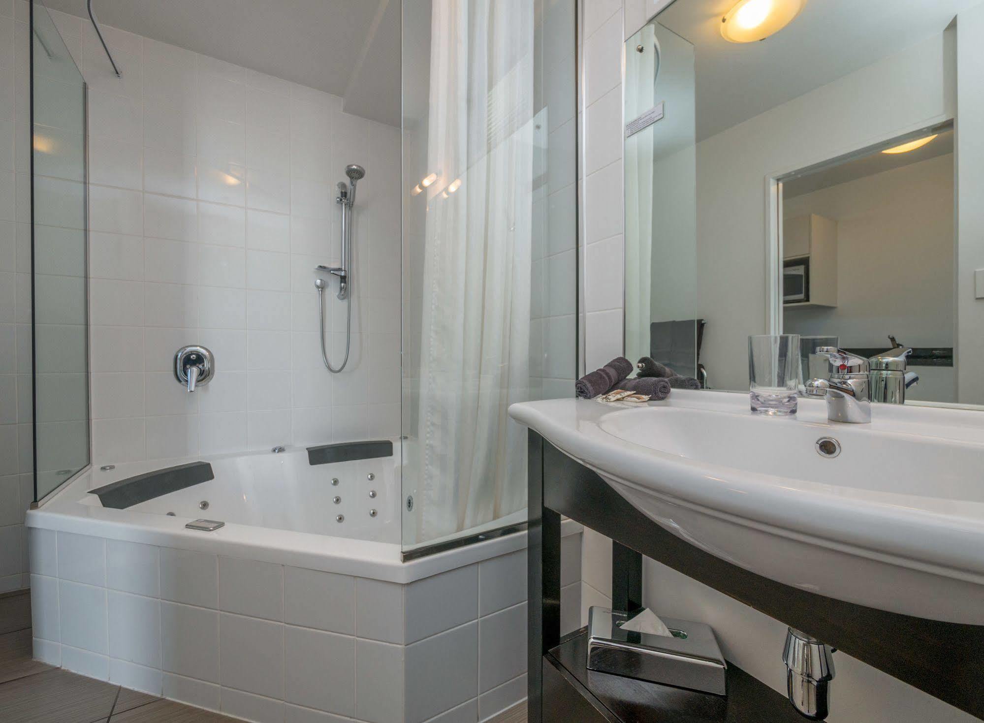 Bellano Motel Suites Christchurch Kültér fotó A shower bath