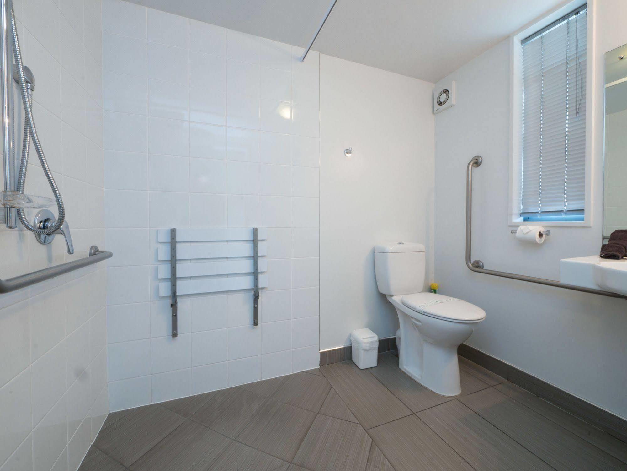 Bellano Motel Suites Christchurch Kültér fotó A wet room