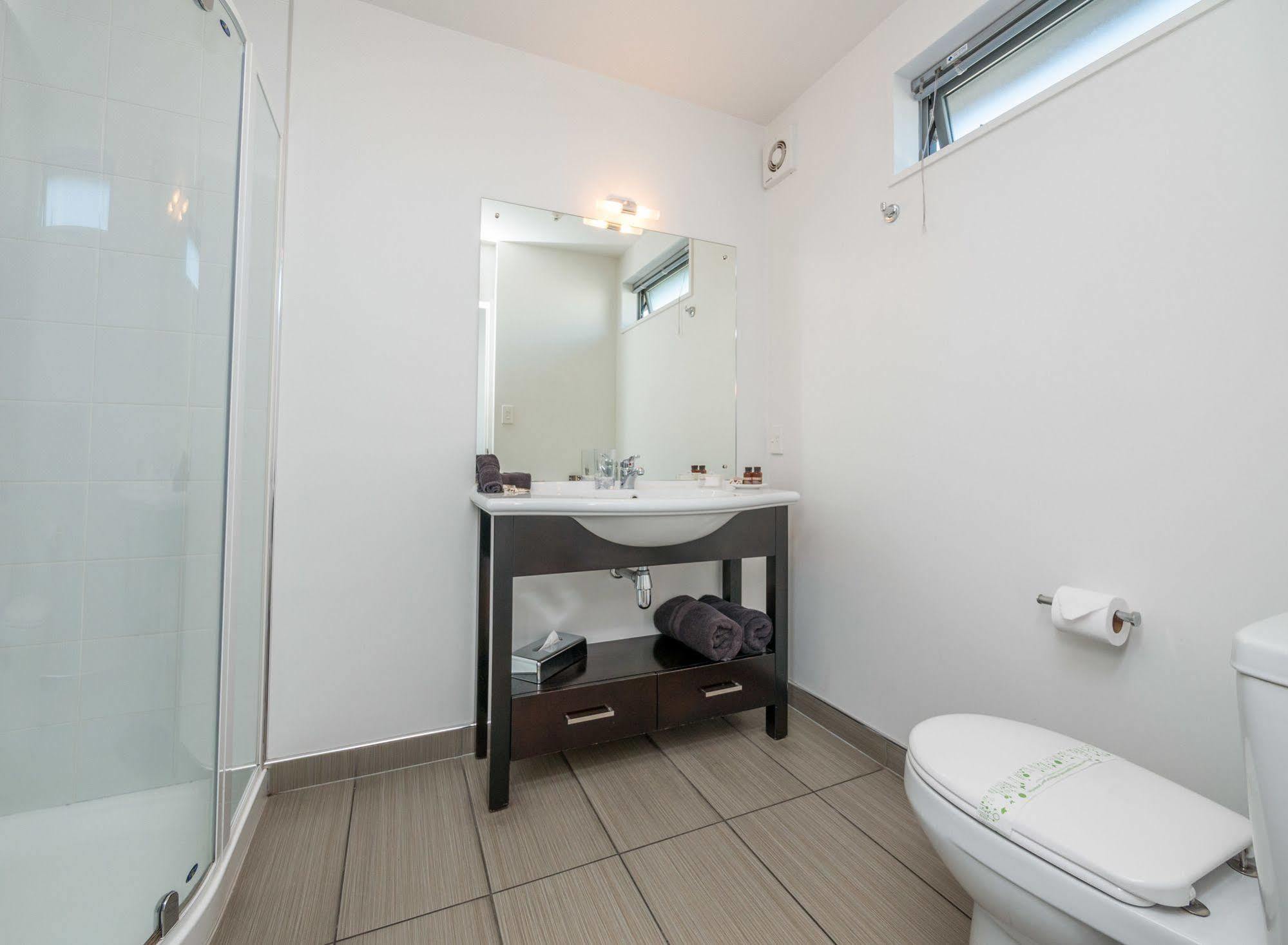 Bellano Motel Suites Christchurch Kültér fotó Bathroom