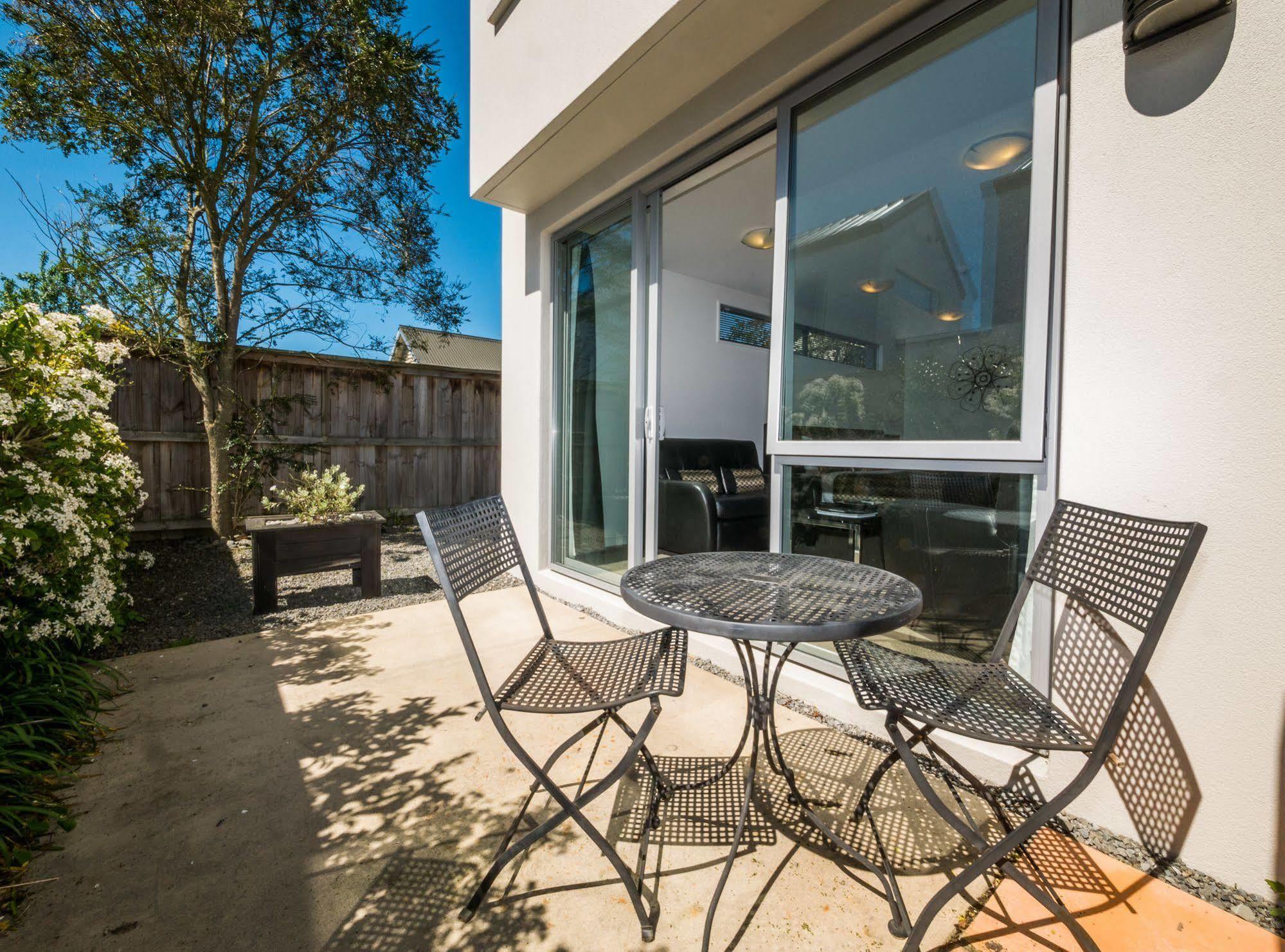 Bellano Motel Suites Christchurch Kültér fotó A patio in a house