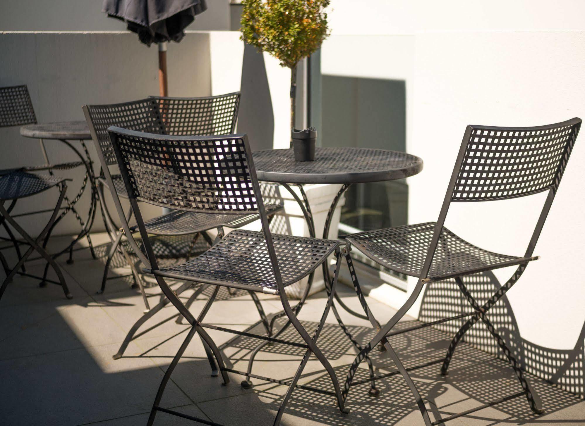 Bellano Motel Suites Christchurch Kültér fotó Bistro set