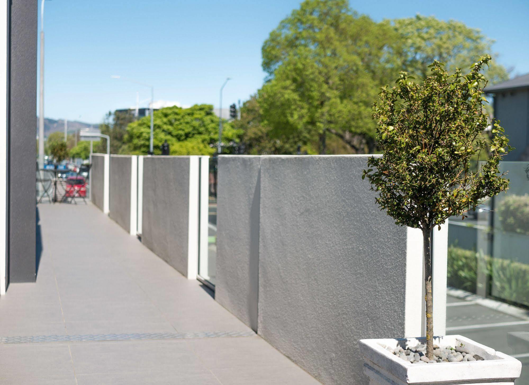 Bellano Motel Suites Christchurch Kültér fotó A tree in a planter box