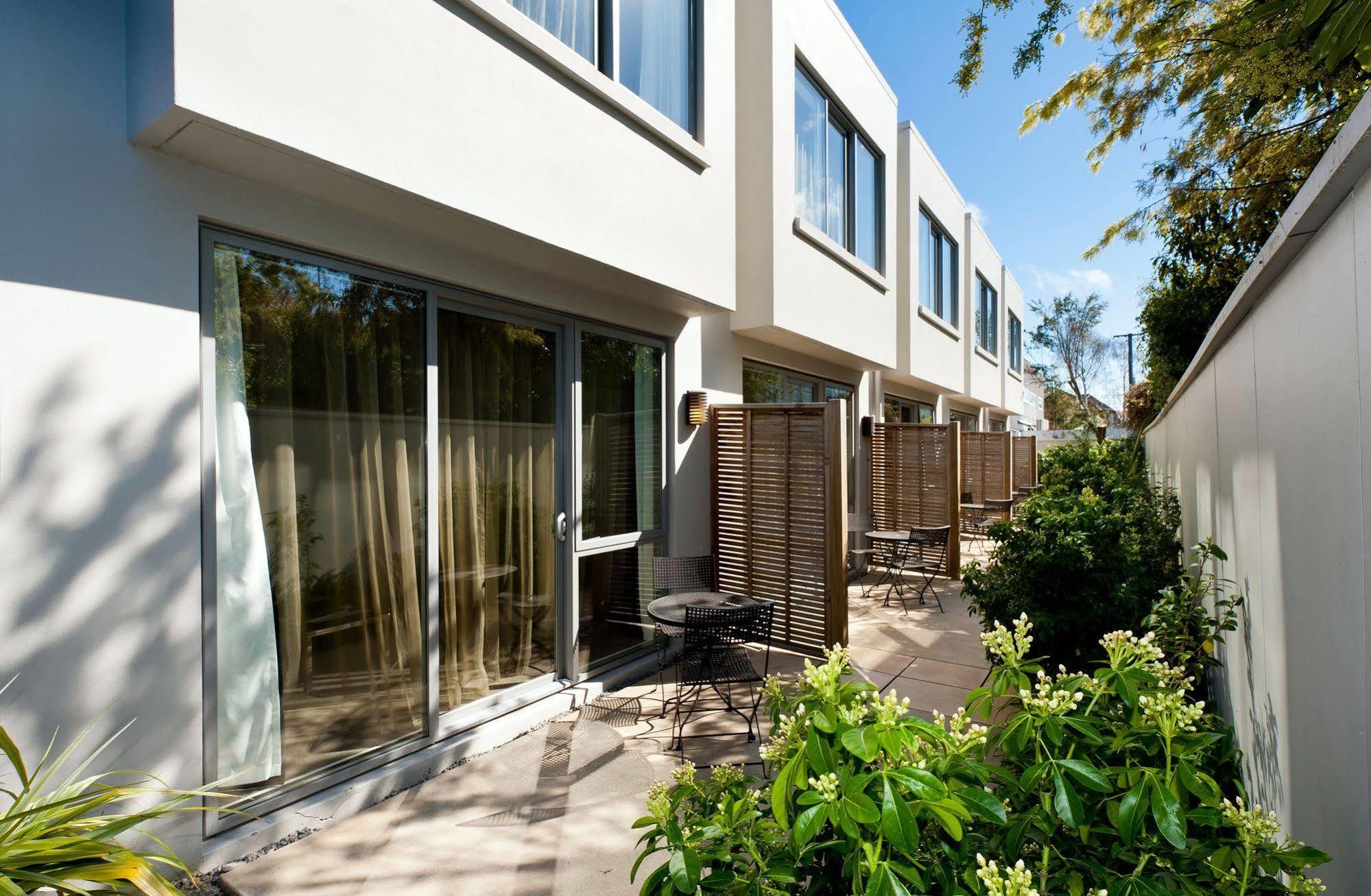 Bellano Motel Suites Christchurch Kültér fotó The hotel's courtyard